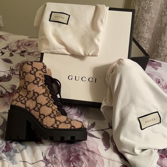 Gucci boots missing one belt - Picture 2 of 4